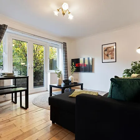 Applin House - 5 Bedroom Contractor - Sleeps 10 - Parking & Wi-fi *