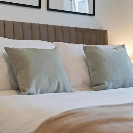 Applin House - 5 Bedroom Contractor - Sleeps 10 - Parking & Wi-fi Ferienhaus *