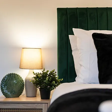 Applin House - 5 Bedroom Contractor - Sleeps 10 - Parking & Wi-fi