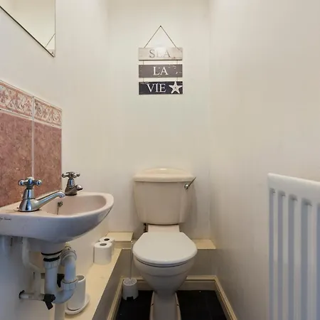 Applin House - 5 Bedroom Contractor - Sleeps 10 - Parking & Wi-fi *