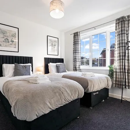 Applin House - 5 Bedroom Contractor - Sleeps 10 - Parking & Wi-fi