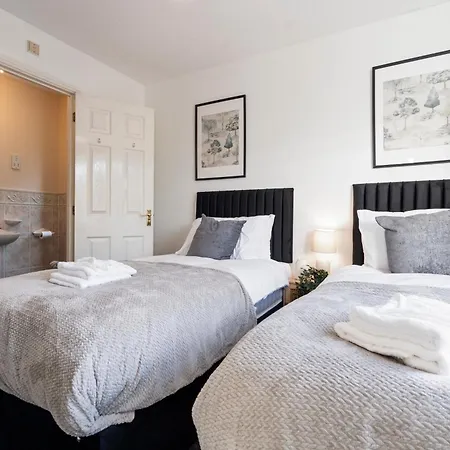 Applin House - 5 Bedroom Contractor - Sleeps 10 - Parking & Wi-fi * Bristol