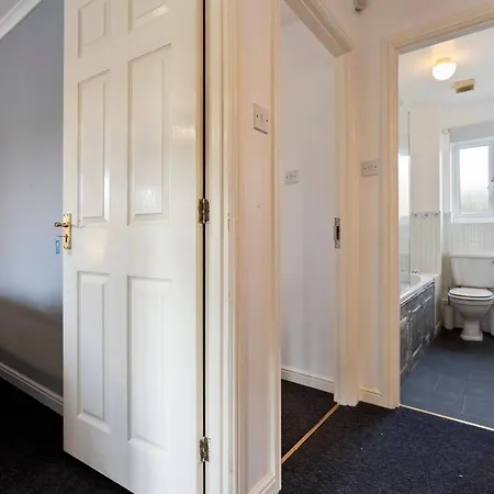 Дом отдыха Applin House - 5 Bedroom Contractor - Sleeps 10 - Parking & Wi-fi
