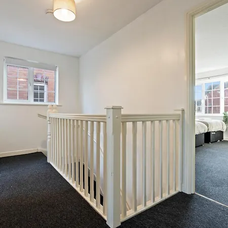 Applin House - 5 Bedroom Contractor - Sleeps 10 - Parking & Wi-fi Ferienhaus *