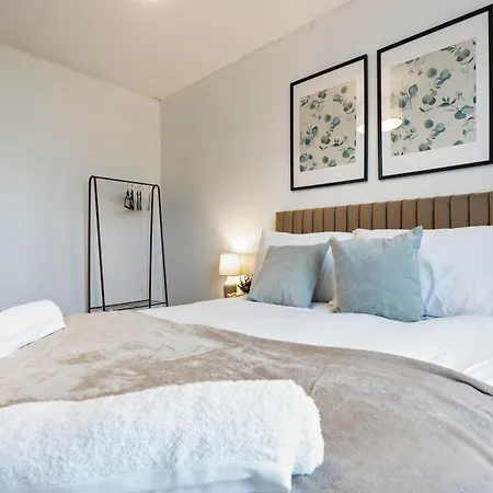 Applin House - 5 Bedroom Contractor - Sleeps 10 - Parking & Wi-fi *