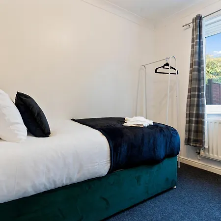 Applin House - 5 Bedroom Contractor - Sleeps 10 - Parking & Wi-fi *