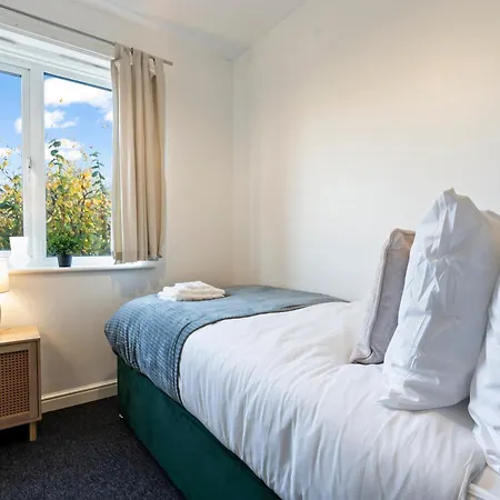 Applin House - 5 Bedroom Contractor - Sleeps 10 - Parking & Wi-fi * Bristol