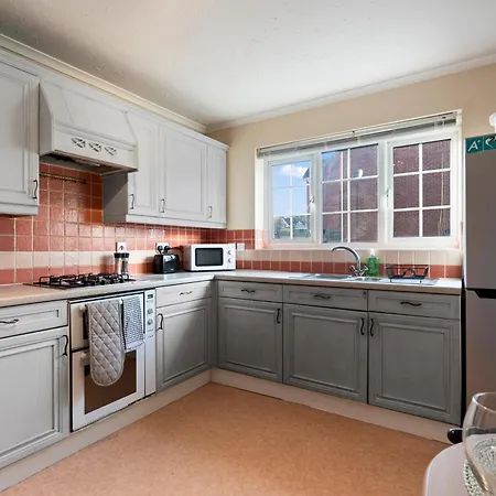 Applin House - 5 Bedroom Contractor - Sleeps 10 - Parking & Wi-fi Ferienhaus