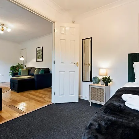 Applin House - 5 Bedroom Contractor - Sleeps 10 - Parking & Wi-fi Ferienhaus *