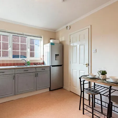 Applin House - 5 Bedroom Contractor - Sleeps 10 - Parking & Wi-fi *