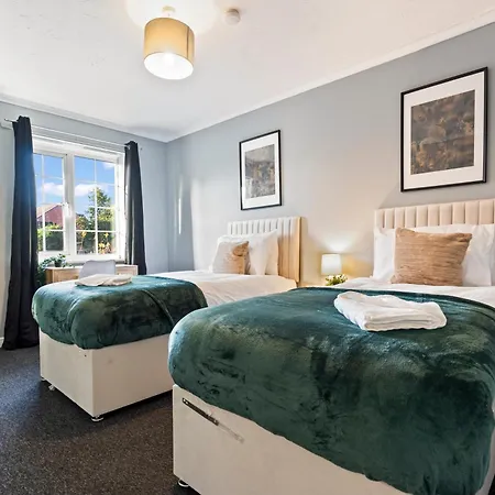 Applin House - 5 Bedroom Contractor - Sleeps 10 - Parking & Wi-fi *