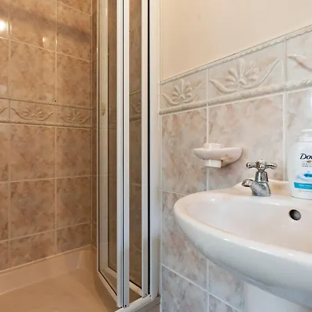Applin House - 5 Bedroom Contractor - Sleeps 10 - Parking & Wi-fi