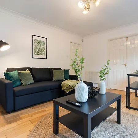 Applin House - 5 Bedroom Contractor - Sleeps 10 - Parking & Wi-fi *