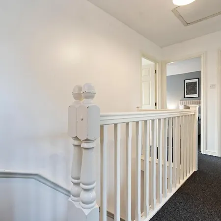 Applin House - 5 Bedroom Contractor - Sleeps 10 - Parking & Wi-fi *