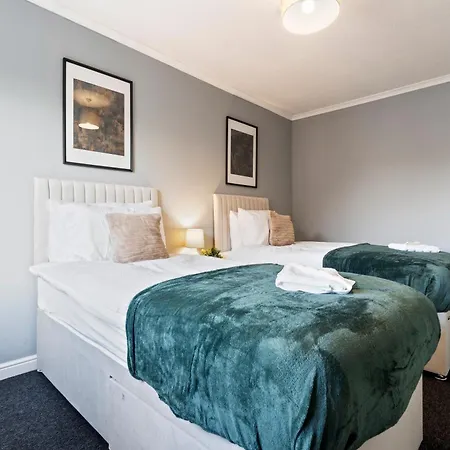 Ferienhaus Applin House - 5 Bedroom Contractor - Sleeps 10 - Parking & Wi-fi *
