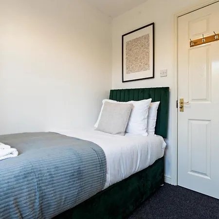 Applin House - 5 Bedroom Contractor - Sleeps 10 - Parking & Wi-fi Ferienhaus *