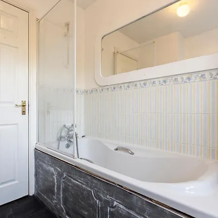 Applin House - 5 Bedroom Contractor - Sleeps 10 - Parking & Wi-fi *