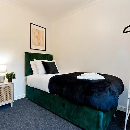 Дом отдыха Applin House - 5 Bedroom Contractor - Sleeps 10 - Parking & Wi-fi