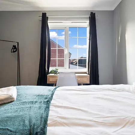 Applin House - 5 Bedroom Contractor - Sleeps 10 - Parking & Wi-fi *